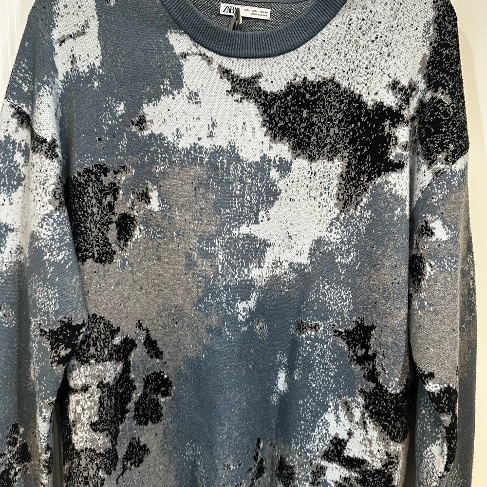Zara Men's Abstract Gray and Black Crewneck Sweater